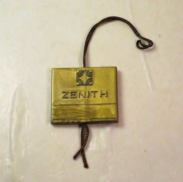 ZENITH cartellino / tag in plastica dorata - probabilmente per orologi e cronografi con cassa in oro - RIMANENZA DI MAGAZZINO anni '70