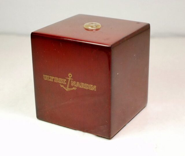 ULYSSE NARDIN espositore in legno marcato