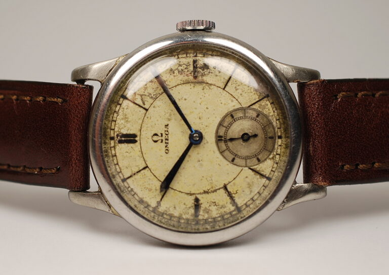 ( SOLD IN ITALY ) OMEGA type Calatrava year 1935 - original sector dial with small seconds - staybrite steel case and fixed lugs –