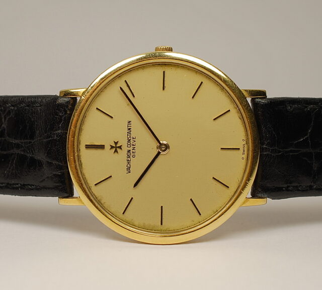 VENDUTO VACHERON CONSTANTIN Patrimony reference 33051 elegant men s watch 31mm yellow gold case champagne dial with Sigma original yellow gold buckle 1980s La Casa dell Orologio