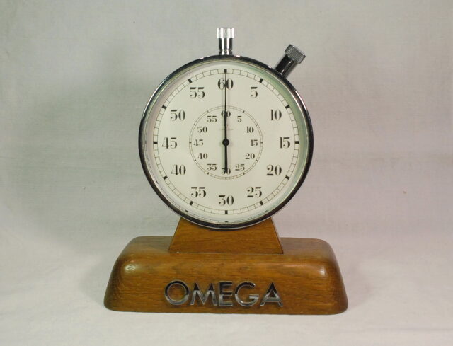( SOLD IN ITALY ) OMEGA rare table timer chronograph - wooden base - complete with original case