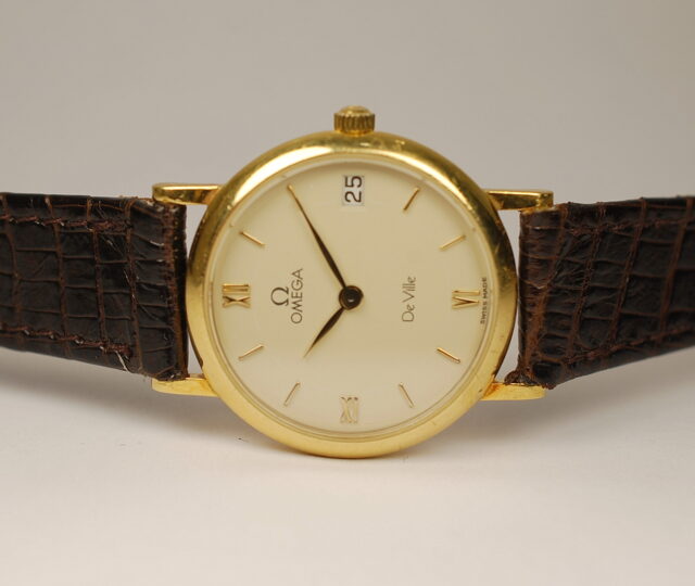 ( SOLD IN ITALY ) OMEGA 18k yellow gold round ladies watch - battery operated movement - very good condition